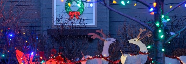 Weihnachtsbeleuchtung mit leuchtenden Figuren